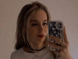AliceWoody cam model - 19 year old - photo 1