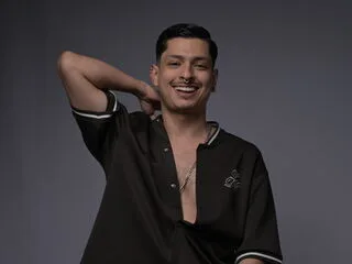 AntinoEmerald cam model - 25 year old - photo 1