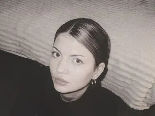 GenaBaillargeon cam model - 18 year old - photo 1