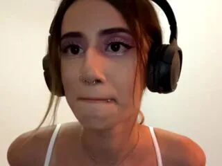 JulySapphire cam model - 18 year old - photo 1