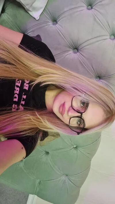 KanyaLopez cam model - from Romania - photo 4