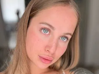 MickyBlush cam model - 18 year old - photo 1