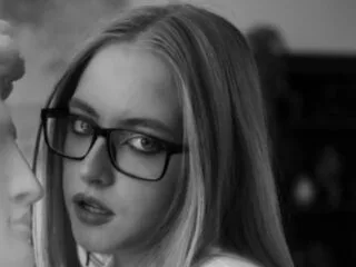 SheliaEdwards cam model - 18 year old - photo 1
