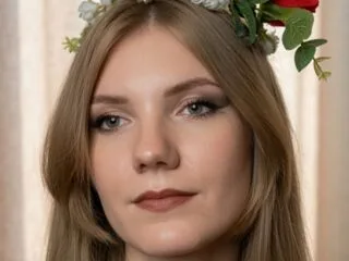 SlyviaQuinonez cam model - 19 year old - photo 1
